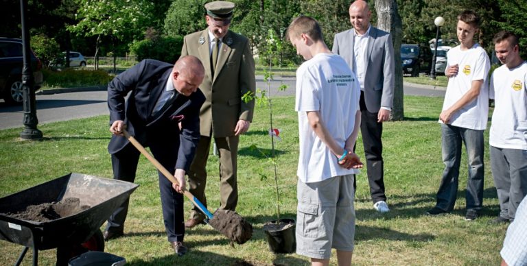 W Roskoszy posadzono Dąb Niepodległości. W województwie będzie rosło ponad 500 takich drzew