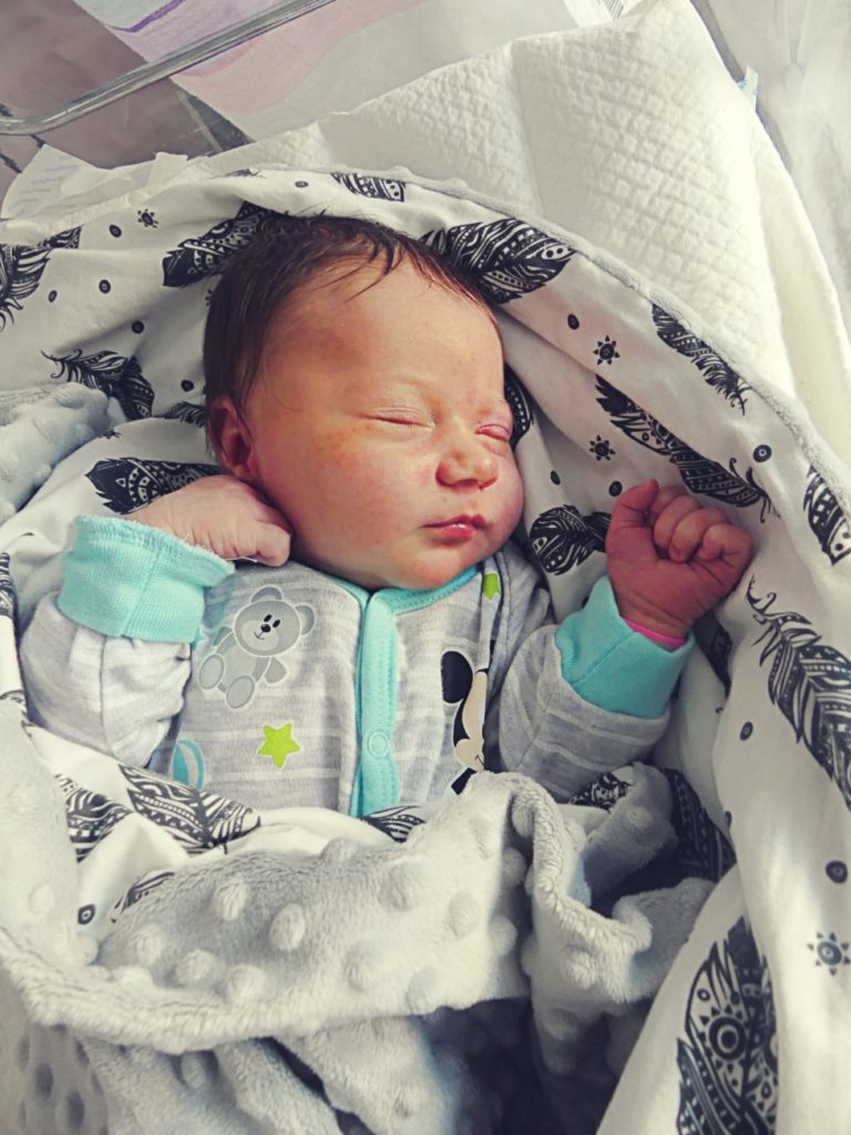 Mikołaj to pierwsze dziecko Angeliki i Marka Romaniuków z Mszanny w powiecie łosickim. Chłopiec urodził się 5 maja, ważył 4100 g i mierzył 56 cm.