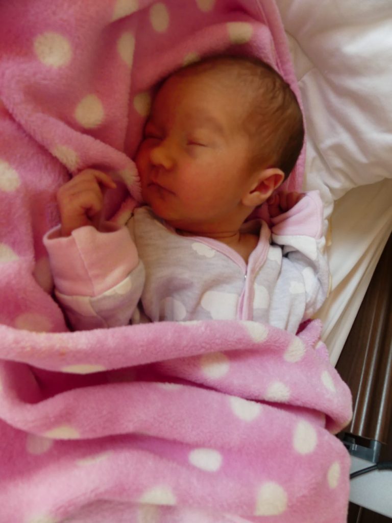 Aleksandra to trzecia córka Natalii i Rafała Jakumiuków z miejscowości Łukowce. Urodziła się 25 lutego, ważąc 2650 g i mierząc 50 cm. W domu czekają Alicja i Julka.