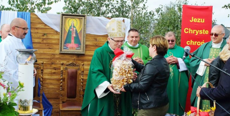 Biskup poświęcił plac pod budowę kościoła w Rakowiskach