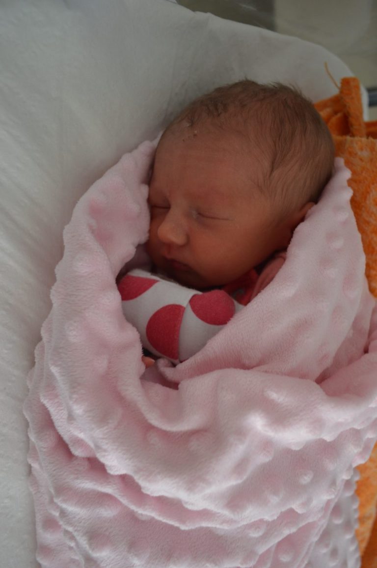 Ida to pierwsza z dwójki bliźniąt, które urodziły się 28 sierpnia. Ważyła 2300 g i mierzyła 44 cm. Szczęśliwi rodzice do Anna i Łukasz Domańscy z Łosic.