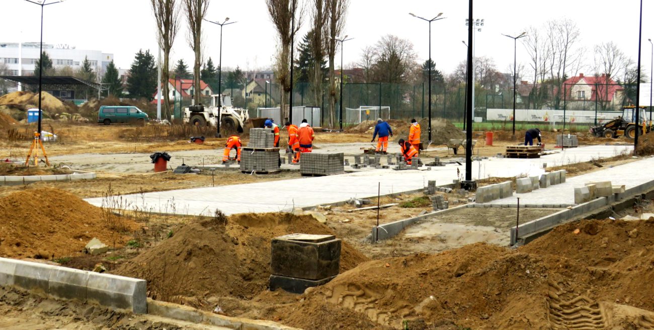 Trwa budowa parkingu obok stadionu