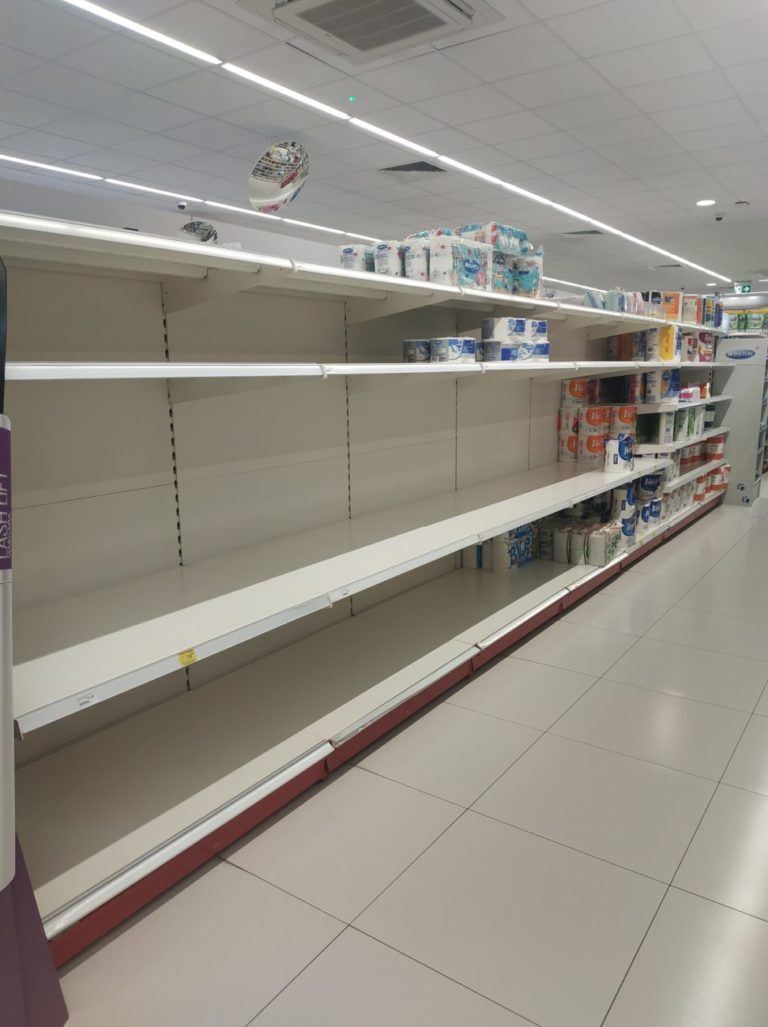 Szturm w supermarketach. Minister apeluje: Sklepy nie zostaną zamknięte