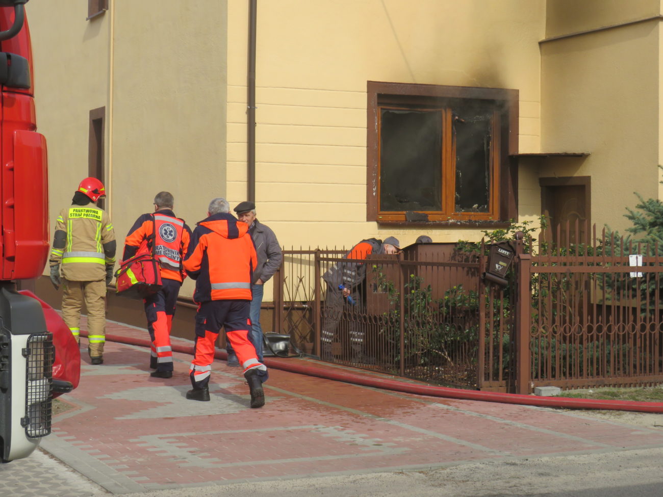 Pożar domu na Bartoszewicza. Trzy osoby trafiły do szpitala