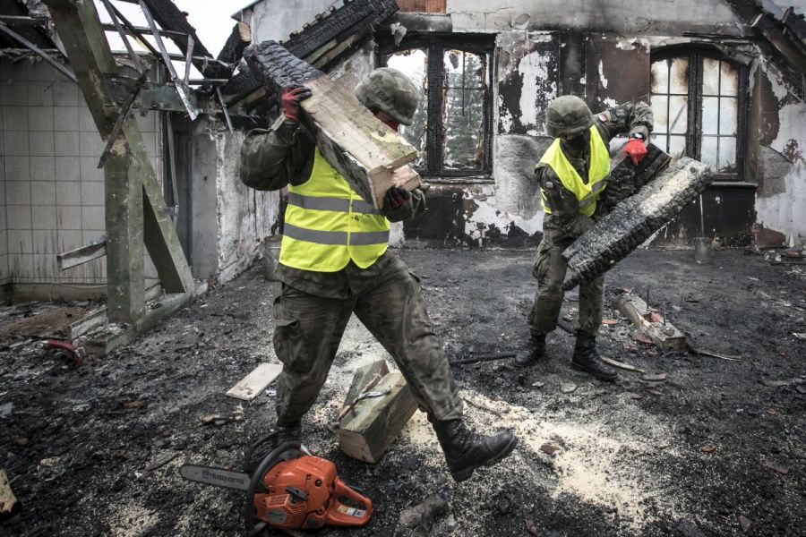 Terytorialsi pomagają sprzątać po pożarze w Kodniu
