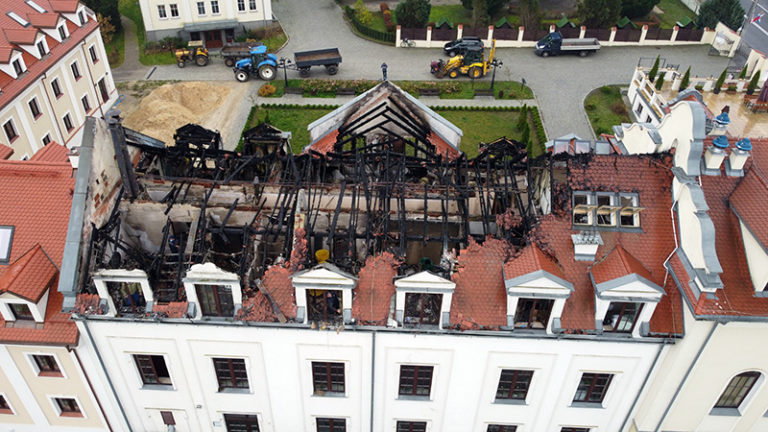 Trwa wyjaśnianie przyczyn pożaru Domu Pielgrzyma w Kodniu