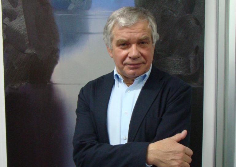 Stanisław Baj oprowadzi po swojej wystawie w bialskim muzeum