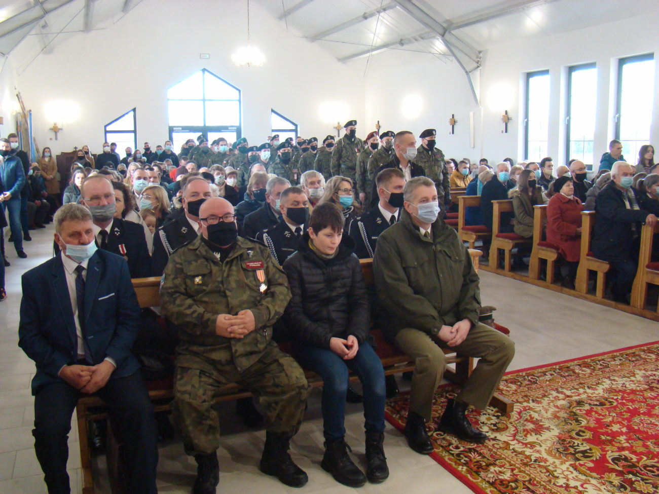 Żołnierze i sztandary w parafii w Rakowiskach