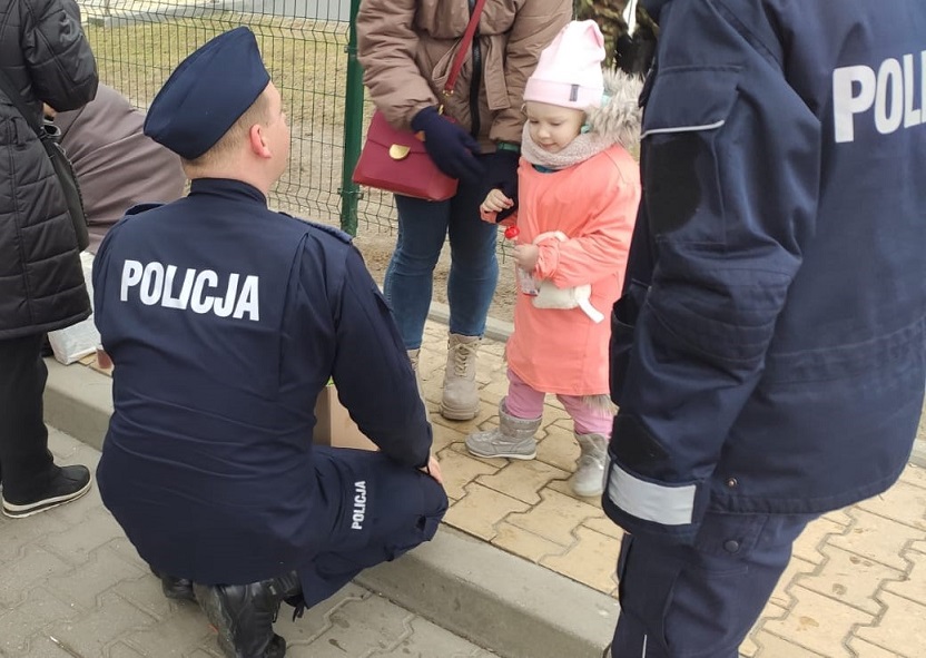 Bialscy policjanci wspierają uchodźców