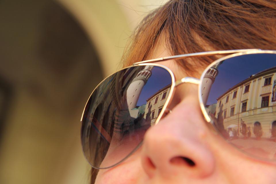 Raport: Polacy są przekonani, że jakiekolwiek okulary przeciwsłoneczne są lepsze niż żadne. To duży błąd