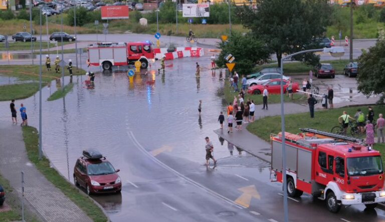 Nocne opady deszczu zalały skrzyżowanie i ulice