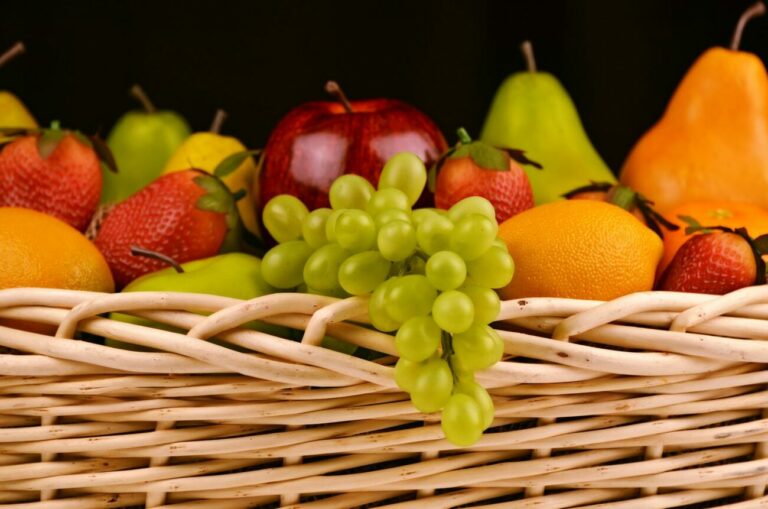Dlaczego owoce i warzywa to najlepszy pomysł na przekąskę w pracy?