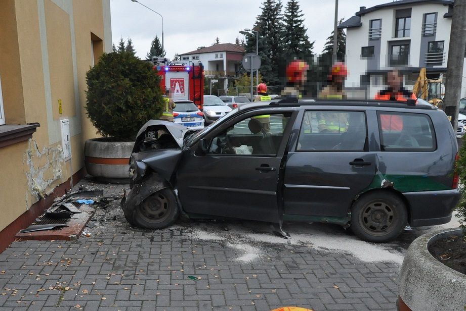 Stracił panowanie nad autem i uderzył w ścianę budynku