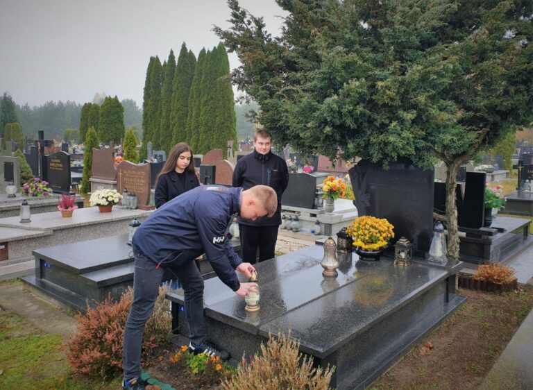 Małaszewicze: Uczniowie pamiętają o zmarłych nauczycielach