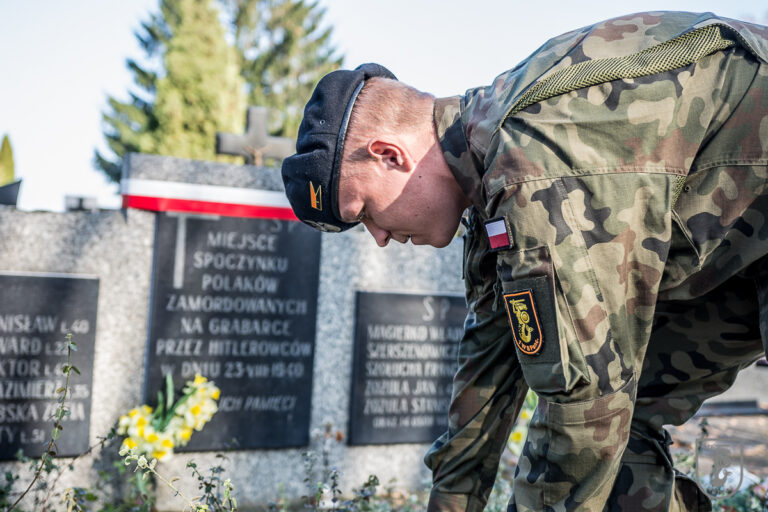 Żołnierze posprzątali pomniki przed Świętem Zmarłych