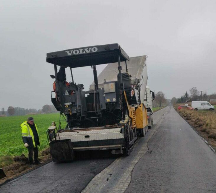 Nowy asfalt na drodze łączącej Tuczną z Kodniem