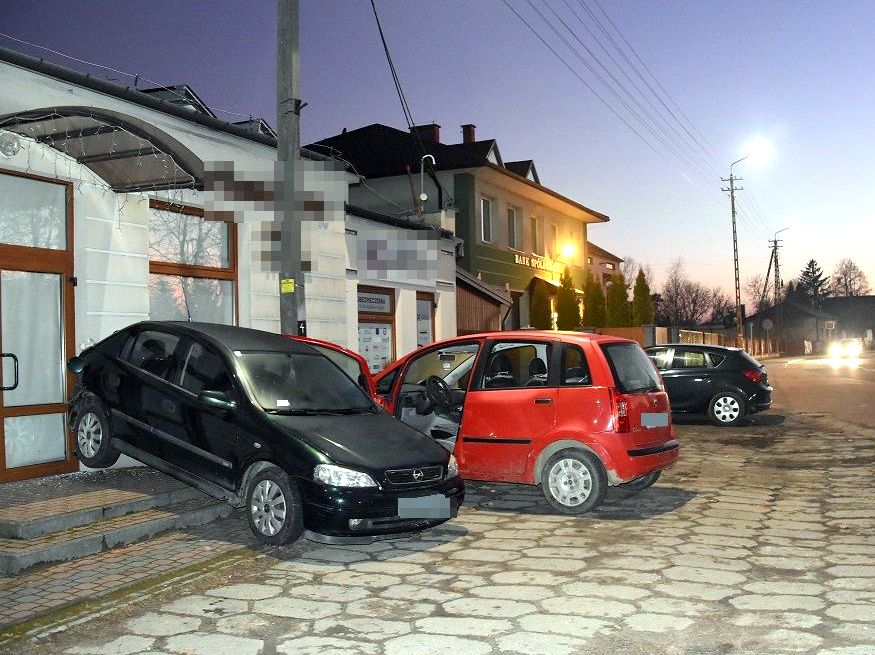 Tak cofał, że staranował człowieka i wjechał w budynek