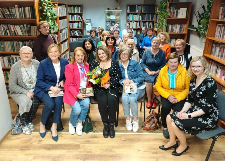 Popularna pisarka Joanna Jax na spotkaniu w Wisznicach