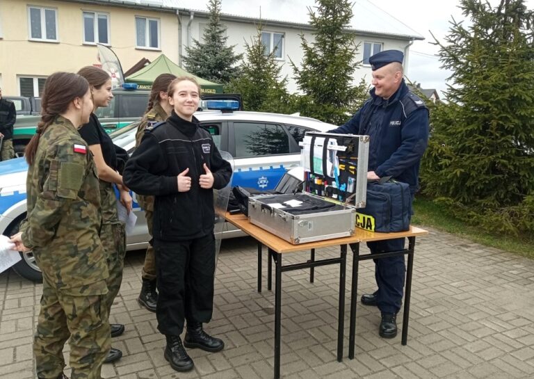 Policjanci w liceum w Wisznicach zachęcali do służby mundurowej