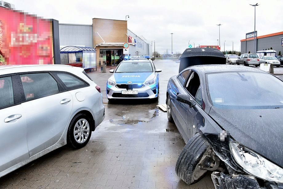 Uciekał przed policją, taranował inne auta