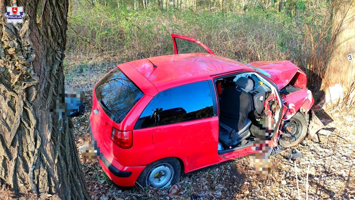 Tragedia na drodze. Kierowca nie żyje, pasażer ciężko ranny