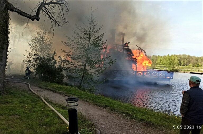 W Droblinie spłonął obiekt spa nad zbiornikiem wodnym