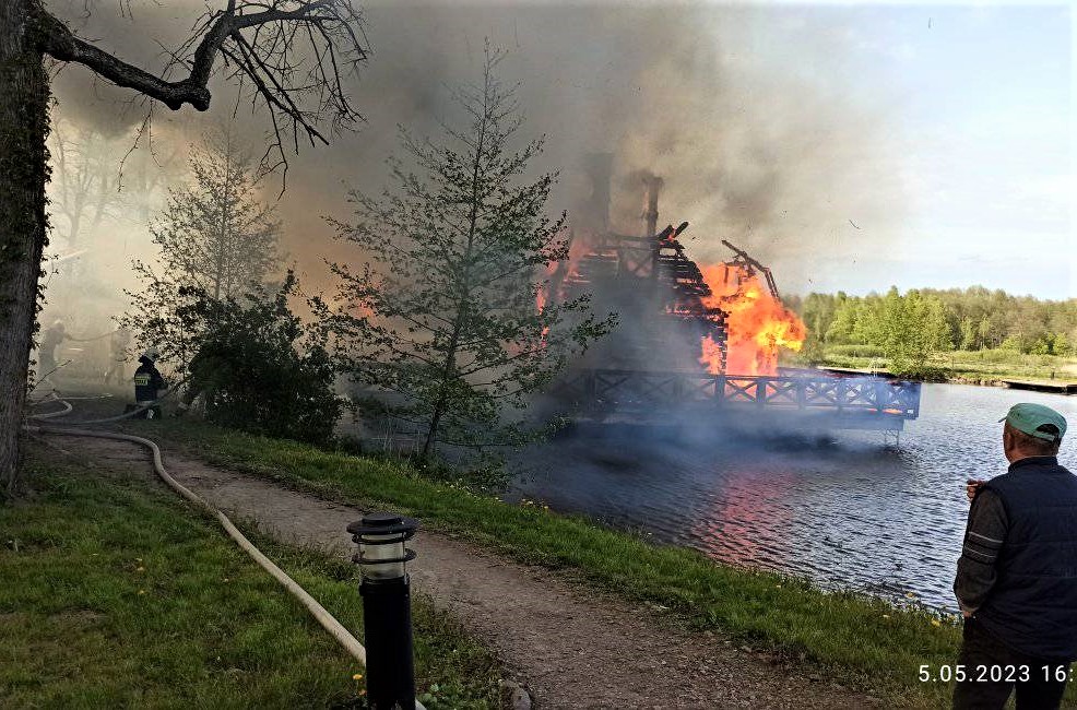 W Droblinie spłonął obiekt spa nad zbiornikiem wodnym