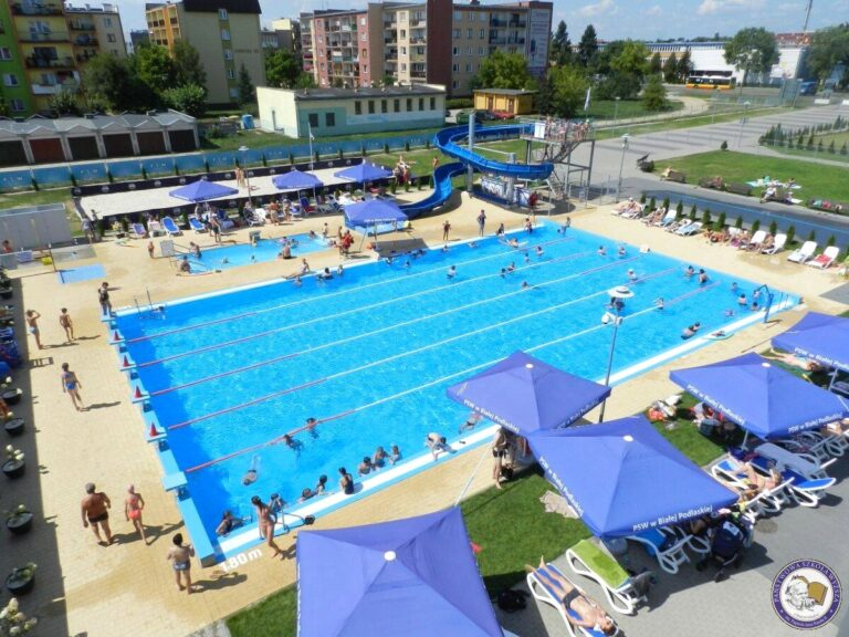 Akademia Bialska zaprasza do korzystania z zespołu basenów otwartych