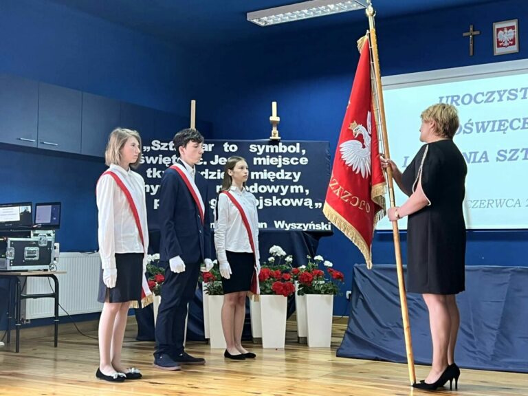 Wisznice: Szkoła w Dubicy otrzymała sztandar