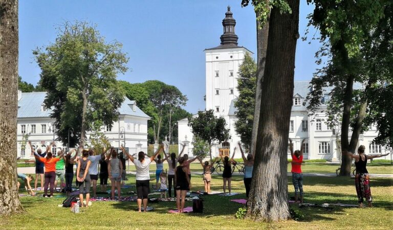 Przyjdź na niedzielne poranki z jogą w parku Radziwiłłowskim