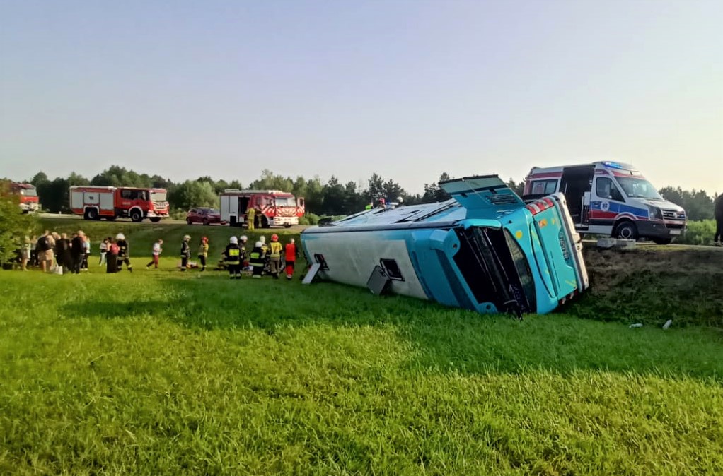 Terespol: Białoruski autokar zjechał do rowu. 11 osób trafiło do szpitala, w tym dziecko