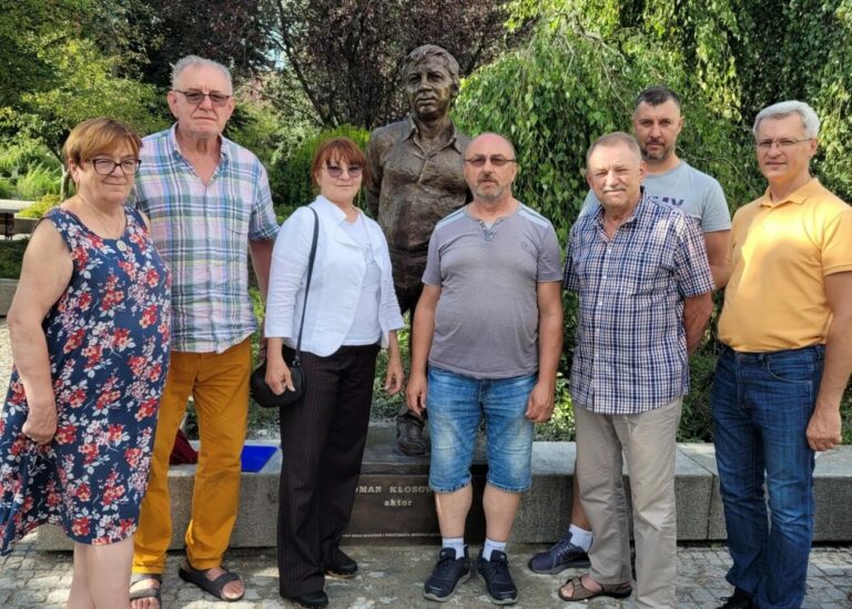 Pomnik aktora Romana Kłosowskiego już stoi na placu Wolności