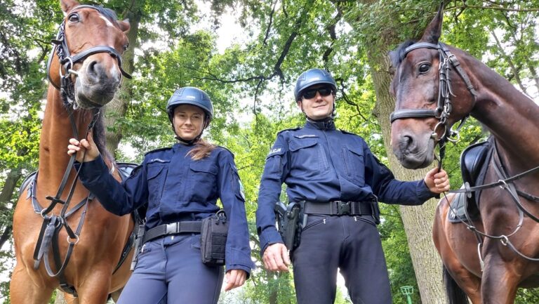 Policjanci na koniach strzegą granicy z Białorusią