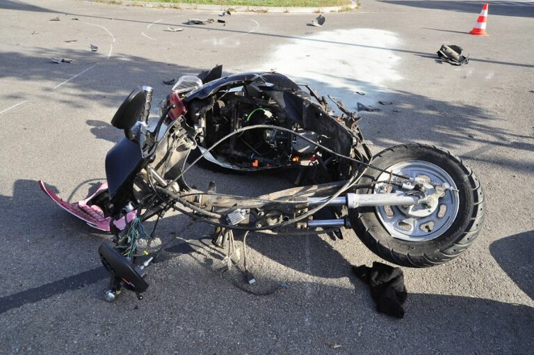 14-latek na motorowerze zderzył się z oplem