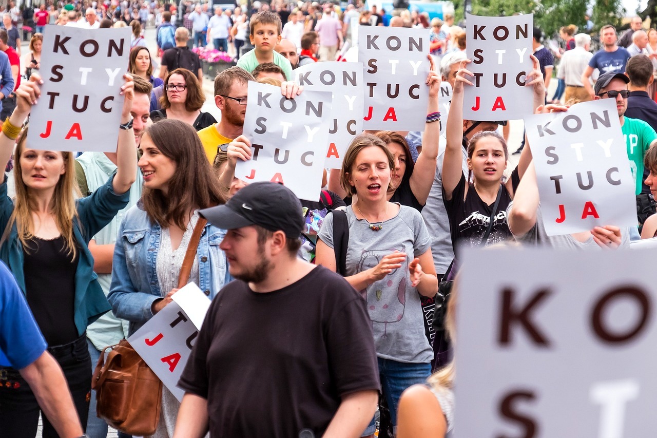 Jak Zjednoczona Prawica demontuje trójpodział władzy w Polsce