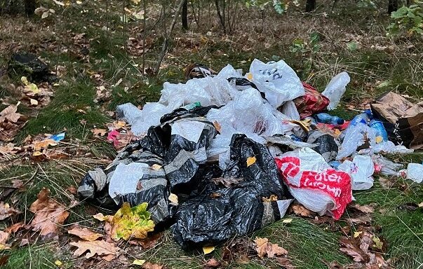 Policja już wie, kto wyrzucał śmieci w lesie