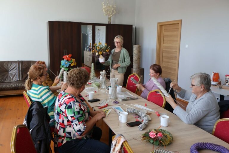 Seniorzy z gminy Łomazy wykonują na zajęciach plastycznych prawdziwe cuda