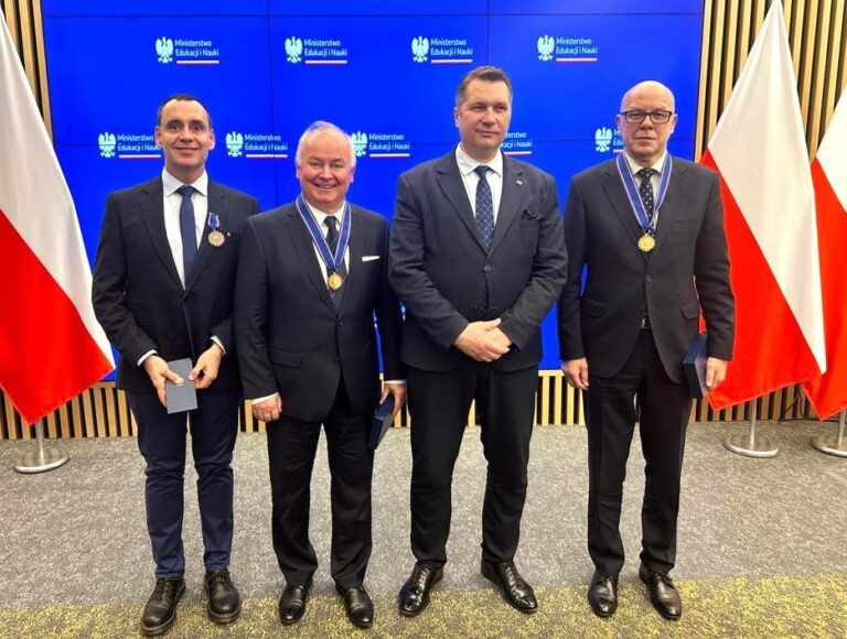 Rektorzy bialskich uczelni odznaczeni medalami Zasłużony dla Nauki Polskiej Sapientia et Veritas