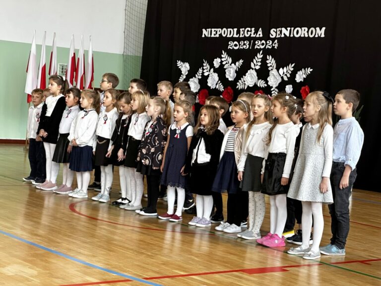 Niepodległa – Seniorom, czyli obchody Ogólnopolskiego Dnia Seniora w szkole w Zalesiu