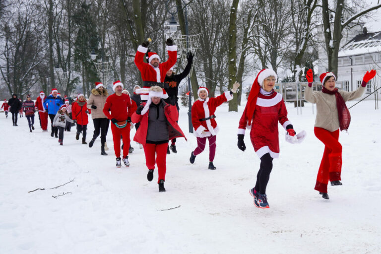 Biała Podlaska: Bieg Mikołajów w parku Radziwiłłów