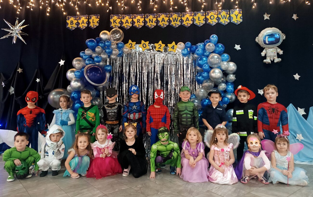 Księżniczki i superbohaterowie na balu karnawałowym w przedszkolu w Rakowiskach