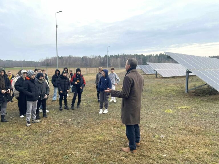 Młodzież z Grabanowa zwiedziła farmy fotowoltaiczną i wiatrową w gminie Wisznice