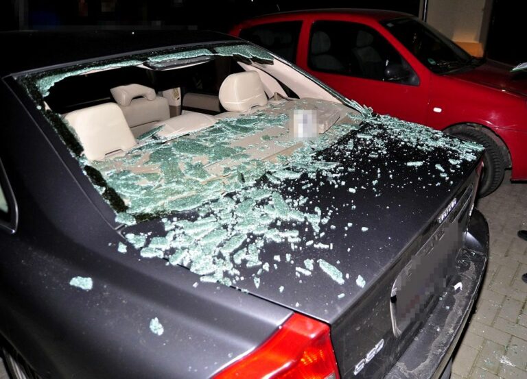 Rzucał brukiem w okna byłej partnerki, zniszczył samochody...