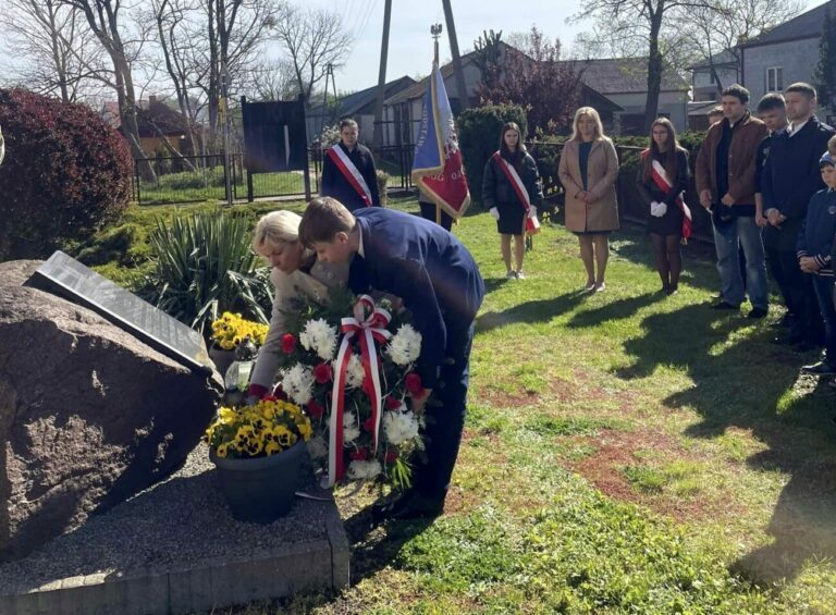 Wisznicka młodzież upamiętniła 84. rocznicę zbrodni katyńskiej