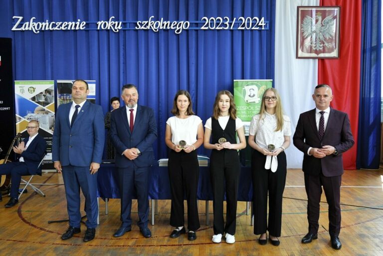 Pożegnanie wicedyrektor podczas uroczystego zakończenia roku szkolnego 2023/2024 w Zespole Szkół w Małaszewiczach