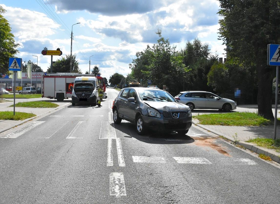 Uderzył w samochód, który zatrzymał się przed przejściem dla pieszych