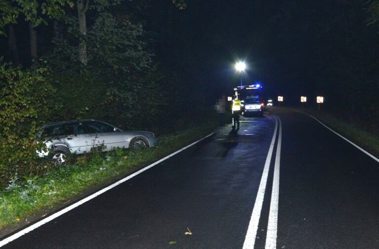 Wjechał do rowu i uderzył w skarpę. Pasażer w szpitalu