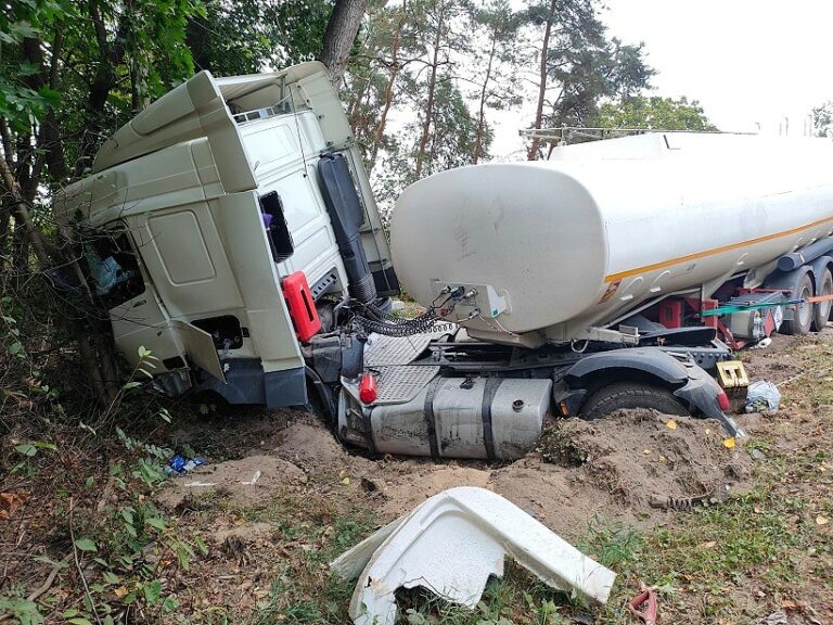 Śmierć kierowcy busa po zderzeniu z cysterną w Bielanach