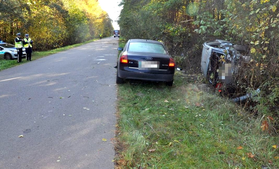 Śmierć pasażera po dachowaniu auta. Zawiniła sarna