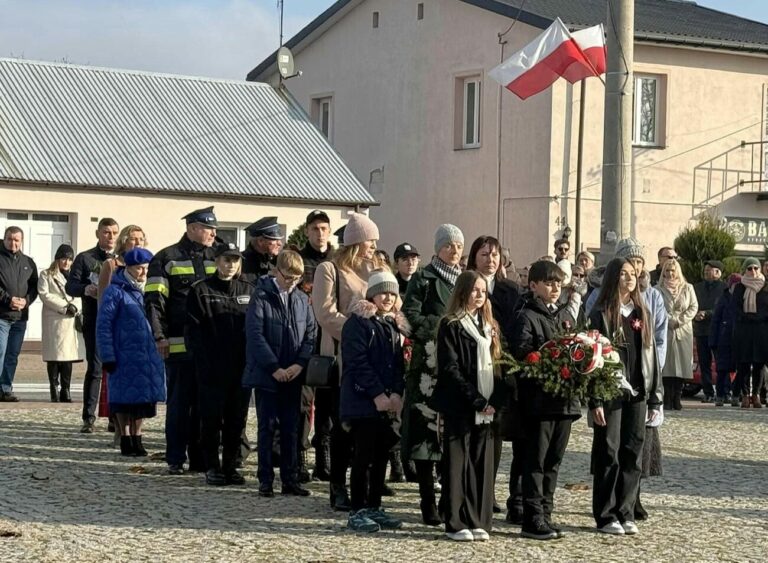 Patriotycznie w centrum Wisznic z okazji Narodowego Święta Niepodległości